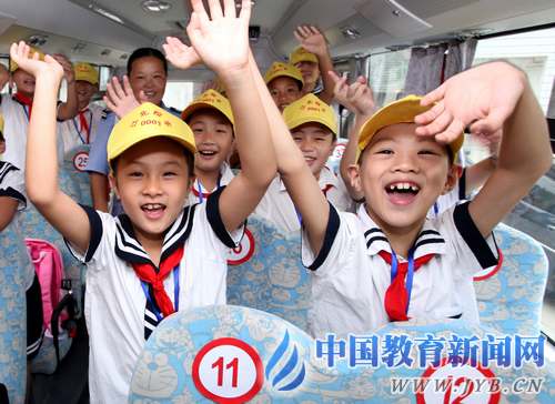 寧波市:農(nóng)村娃坐上校車/ 寧波市:農(nóng)村娃坐上校車