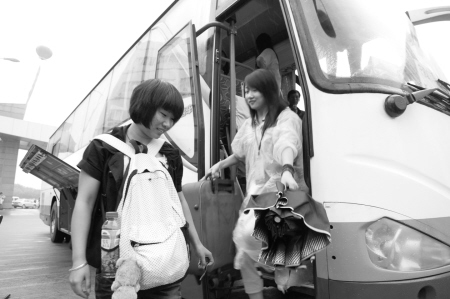 大學(xué)新生報(bào)到 車(chē)站迎新校車(chē)接不接？