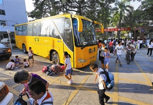 深圳“有背景”的小孩才能坐校車?專家:公共資源應公平享受 一小學被指本校老師和公務員子女才能坐校車