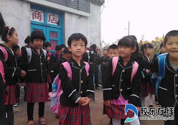 萊山區(qū)免費(fèi)校車校服造就幸福上學(xué)娃/ 萊山區(qū)免費(fèi)校車校服造就幸福上學(xué)娃