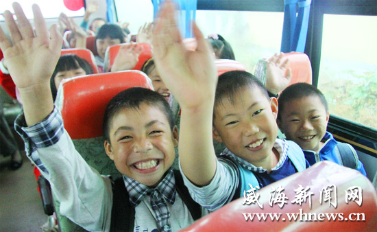 乳山50輛新校車正式投入運行/ 乳山50輛新校車正式投入運行