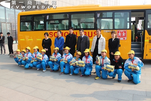 “中國式校車”實際運行情況尷尬 現(xiàn)在校車面臨諸多尷尬