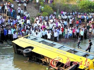 印度校車事故多部分因路況差 上學(xué)之路充滿艱險