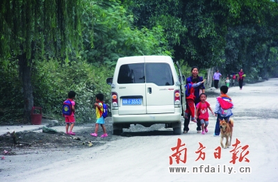 偏遠(yuǎn)鄉(xiāng)鎮(zhèn)幼兒園校車(chē)普遍超載 小孩擠一點(diǎn)比較安全? 偏遠(yuǎn)鄉(xiāng)鎮(zhèn)幼兒園校車(chē)普遍超載 小孩擠一點(diǎn)比較安全?