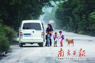 偏遠(yuǎn)鄉(xiāng)鎮(zhèn)幼兒園校車(chē)普遍超載 小孩擠一點(diǎn)比較安全? 偏遠(yuǎn)鄉(xiāng)鎮(zhèn)幼兒園校車(chē)普遍超載 小孩擠一點(diǎn)比較安全?
