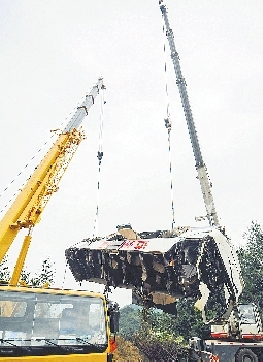 19日，吊車將事故車輛從山坡下吊起。 新華社發(fā)