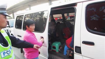 公安部出臺(tái)校車新規(guī)后成都擋獲首輛違法/ 公安部出臺(tái)校車新規(guī)后成都擋獲首輛違法