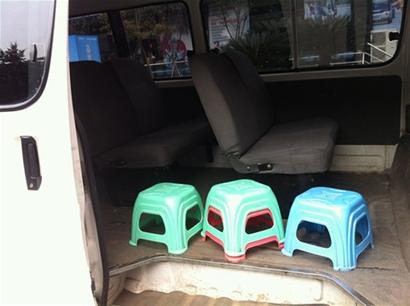 公安部出臺(tái)校車新規(guī)后成都擋獲首輛違法/ 公安部出臺(tái)校車新規(guī)后成都擋獲首輛違法