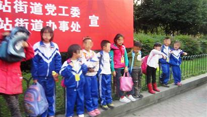 公安部出臺(tái)校車新規(guī)后成都擋獲首輛違法/ 公安部出臺(tái)校車新規(guī)后成都擋獲首輛違法