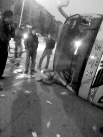 幼兒園校車被撞翻 翻車瞬間教師緊抱幼兒(圖) 幼兒園校車被撞翻 翻車瞬間教師緊抱幼兒(圖)