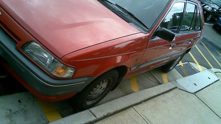 美國女子為避校車開車上人行道 被判佩戴“傻瓜”標(biāo)志 美國女子因開車上人行道被判佩戴“傻瓜”標(biāo)志