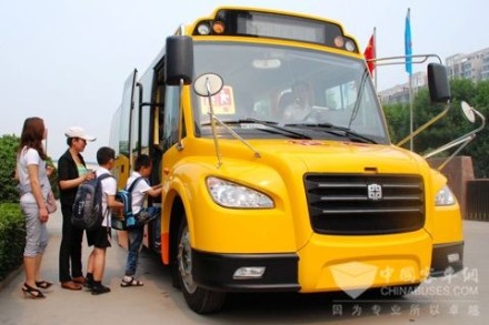 網(wǎng)曝成都新校車被政府征用