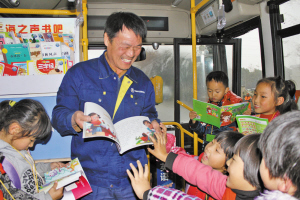 鎮(zhèn)海一小學(xué)校車?yán)锝ㄆ鹆鲃?dòng)圖書(shū)室 學(xué)生用誠(chéng)信借閱