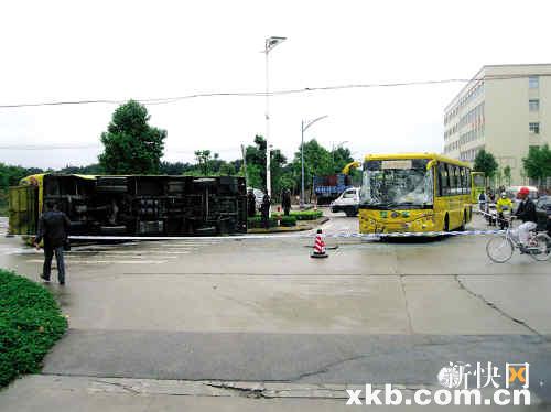 中山兩輛校車相撞 還好，20名學生無大礙