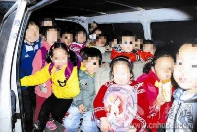 這輛核載11人的面包車里擠進了28名幼兒。通訊員 孫軍 攝