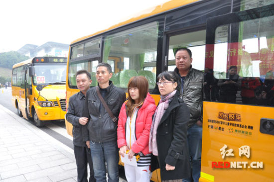 湖南“快樂校車”駛進(jìn)湖南奧運(yùn)冠軍母校