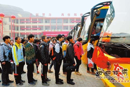 蘭州市七里河區(qū)校車安全工程發(fā)車儀式舉行/ 蘭州市七里河區(qū)校車安全工程發(fā)車儀式舉行(圖)