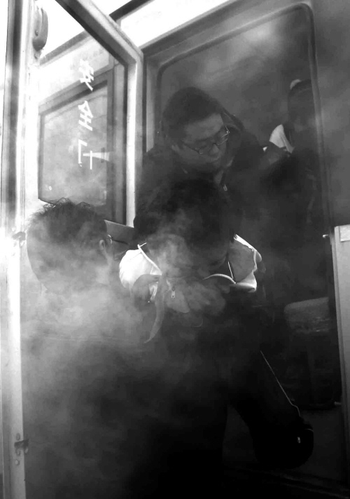 校車逃生演習(xí)三分鐘內(nèi)安全疏散/ 校車逃生演習(xí)三分鐘內(nèi)安全疏散