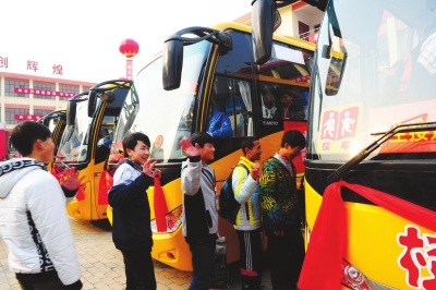 七里河區(qū)17輛新校車運(yùn)行/ 七里河區(qū)17輛新校車運(yùn)行