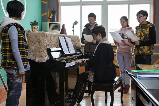 公益電影《校車》柯以敏為學(xué)生授課。