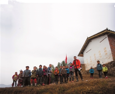 □蓋學(xué)校買校車當(dāng)老師□山區(qū)支教6年投入60萬 國(guó)安老隊(duì)員灑愛山那邊