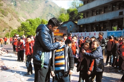 蓋學(xué)校買校車當(dāng)老師 山區(qū)支教6年投入60萬