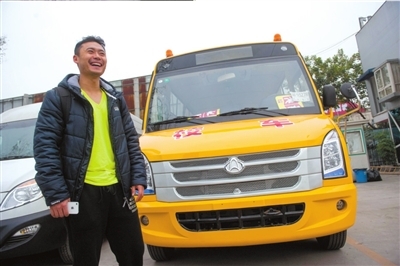 □蓋學(xué)校買校車當(dāng)老師□山區(qū)支教6年投入60萬 國(guó)安老隊(duì)員灑愛山那邊