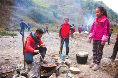 蓋學(xué)校買校車當(dāng)老師 山區(qū)支教6年投入60萬
