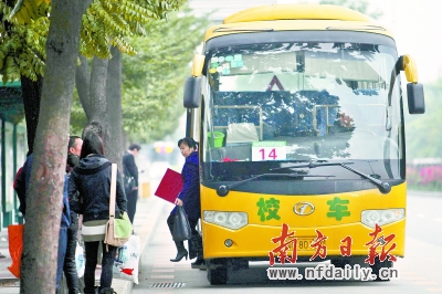 昨日下午，一輛由大巴改裝而成的校車在深南大道運(yùn)行。南都記者 趙炎雄 攝