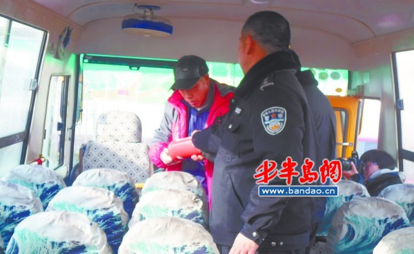 工作人員在檢查校車上的消防設(shè)施。