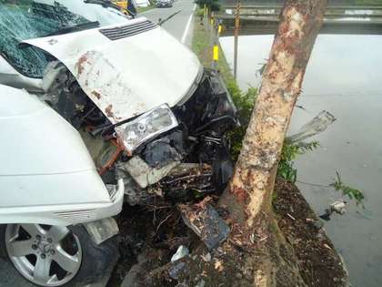 疑司機(jī)恍神肇禍 臺灣宜蘭校車撞樹7人受傷 疑司機(jī)恍神肇禍臺灣宜蘭校車撞樹7人受傷(圖)