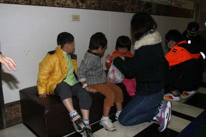 疑司機(jī)恍神肇禍 臺灣宜蘭校車撞樹7人受傷 疑司機(jī)恍神肇禍 臺灣宜蘭校車撞樹7人受傷