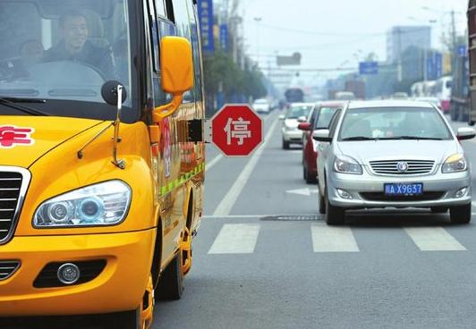 新交規(guī)元旦后實施 交警解讀避讓校車竅門 新交規(guī)元旦后實施 交警解讀避讓校車竅門