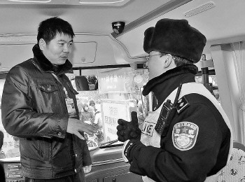 新規(guī)對校車管理要求嚴 車頂安警示燈司機要過六關 點擊瀏覽下一張