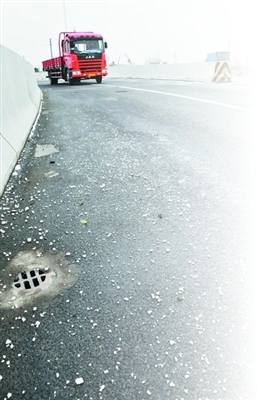 吳江:校車大半停運(yùn) 數(shù)千家長措手不及(組圖) 本報記者 高戩 王小兵