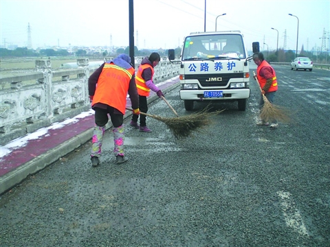 吳江:校車大半停運(yùn) 數(shù)千家長措手不及(組圖) 校車大半停運(yùn) 數(shù)千家長措手不及