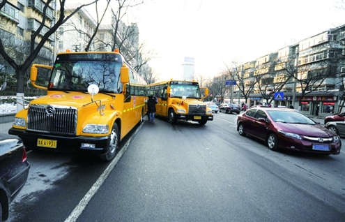 校車行駛時(shí)，不少私家車并未及時(shí)為校車讓路記者劉暢攝