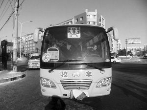 校車司機(jī)大紅花遮擋號(hào)牌被扣12分