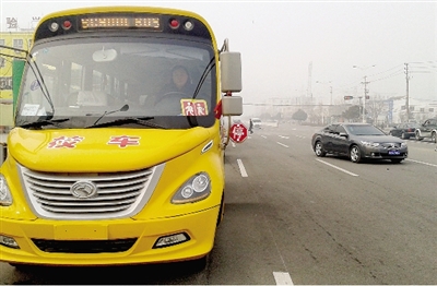 看見學(xué)生上下校車不避讓