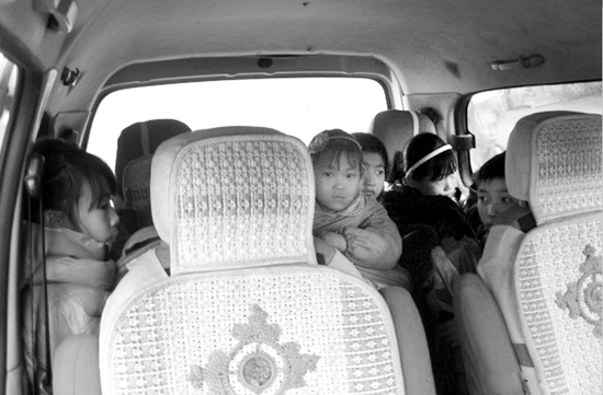 瘋狂校車核載7人卻塞22名幼兒 司機(jī)被罰2000元 瘋狂校車核載7人卻塞22名幼兒 司機(jī)被罰2000元