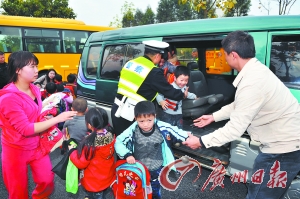 廣州交警查獲3輛黑校車 限載11人塞下18學(xué)生 廣州交警查獲3輛黑校車 限載11人塞下18學(xué)生