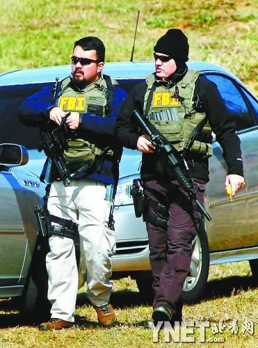 美疑犯槍殺校車司機(jī)劫持幼童 已與警方對(duì)持4天 美疑犯槍殺校車司機(jī)劫持幼童 已與警方對(duì)持4天