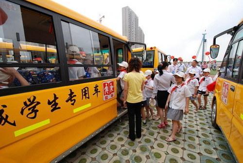 不達標將停運 校車必安裝衛(wèi)星定位裝置