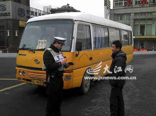 開校車打電話抽煙 司機(jī)跟鬧著玩似的