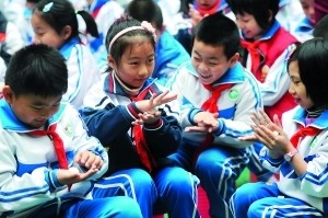 開學(xué)首日烏龍媽媽把兒子送錯(cuò)校車 全城尋兒 開學(xué)首日烏龍媽媽把兒子送錯(cuò)校車 全城尋兒