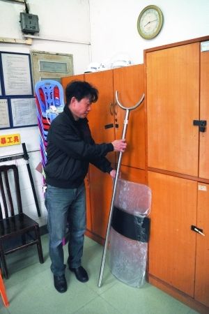 開學(xué)首日烏龍媽媽把兒子送錯(cuò)校車 全城尋兒 開學(xué)首日烏龍媽媽把兒子送錯(cuò)校車 全城尋兒