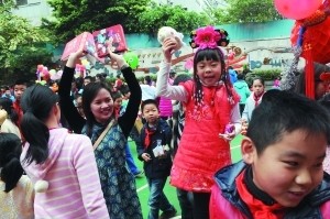 開學(xué)首日烏龍媽媽把兒子送錯(cuò)校車 全城尋兒 開學(xué)首日烏龍媽媽把兒子送錯(cuò)校車 全城尋兒