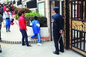 開學(xué)首日烏龍媽媽把兒子送錯(cuò)校車 全城尋兒 開學(xué)首日烏龍媽媽把兒子送錯(cuò)校車 全城尋兒