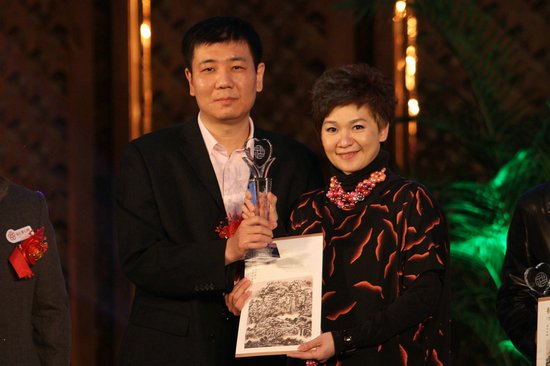 柯以敏攜《校車》領(lǐng)愛心大獎(jiǎng) 獻(xiàn)唱《給孩子》