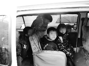 載著六名幼兒園孩子的甘A·DS406面包車被交警攔停。本報記者 李丹 攝